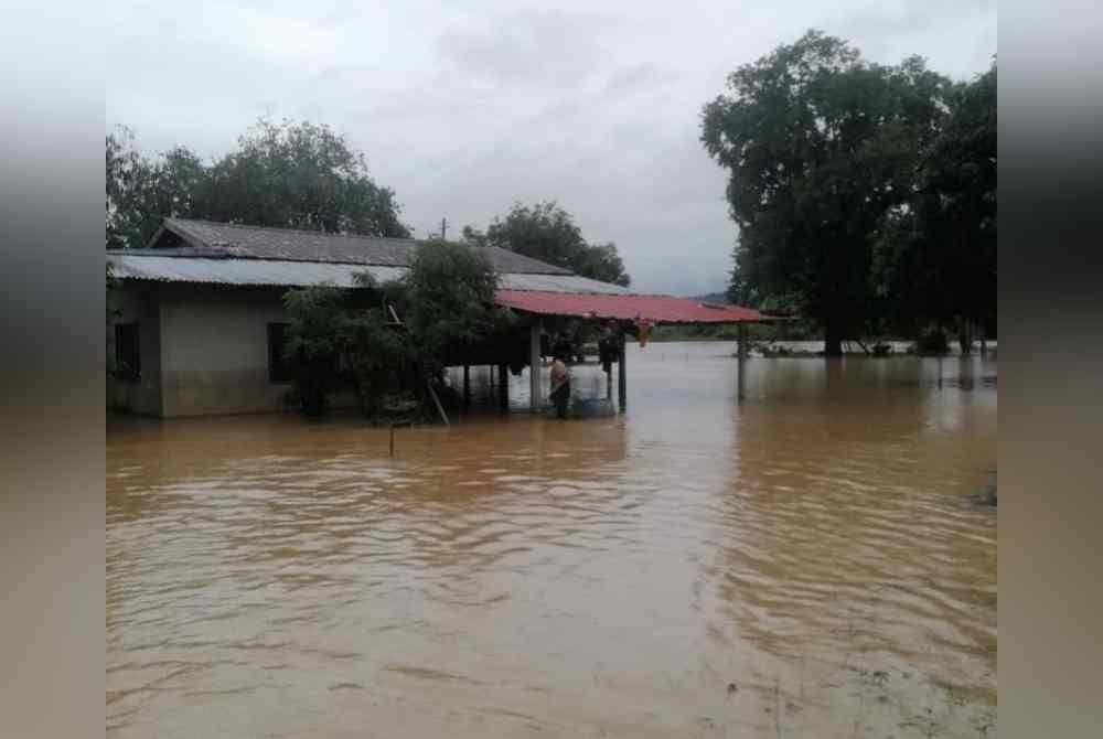 Banjir yang berlaku di Bukit Kayu Hitam. Foto JBPM