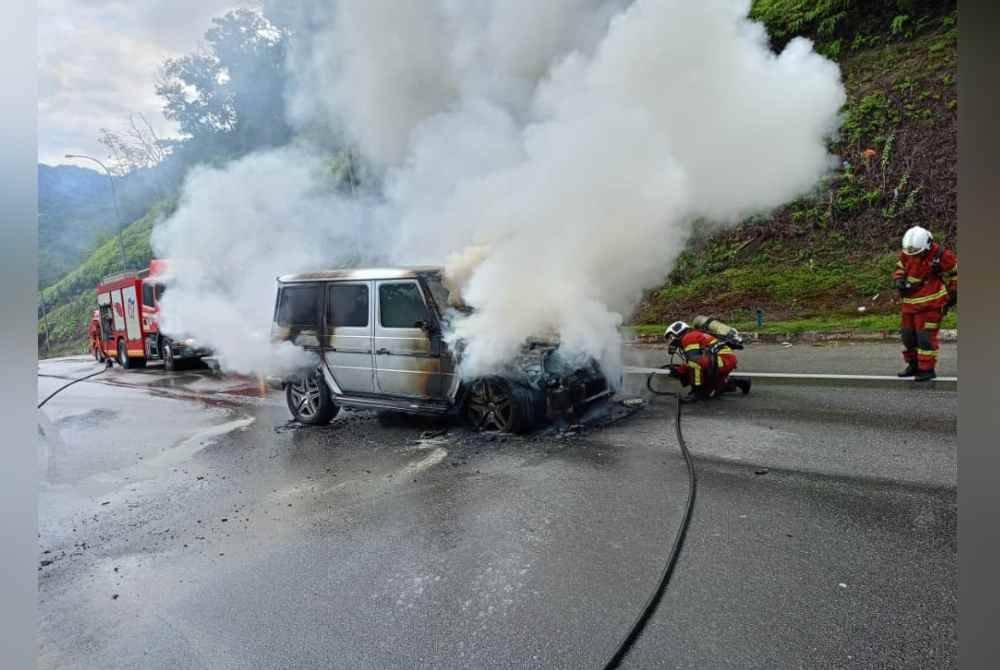 Pasukan BBP Bentong memadam kebakaran kenderaan dinaiki mangsa di Plaza Tol Bentong di sini.