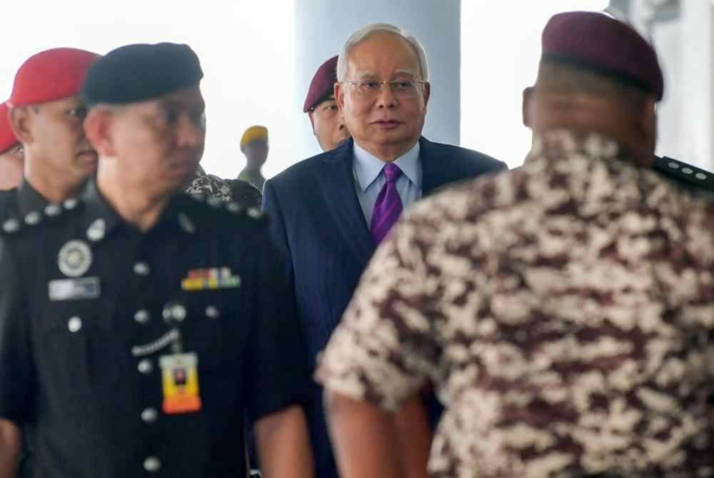 Najib (tengah).