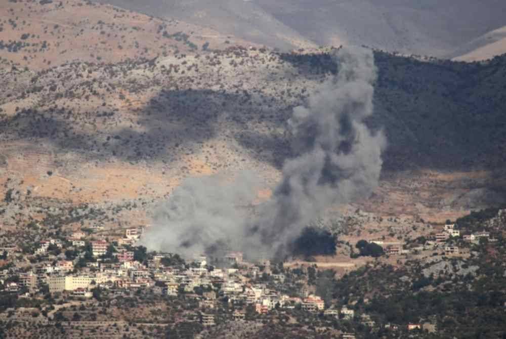 Rejim Zionis mengebom perkampungan Kfarshuba di selatan Lubnan bersempadan Israel pada Isnin. Foto AFP