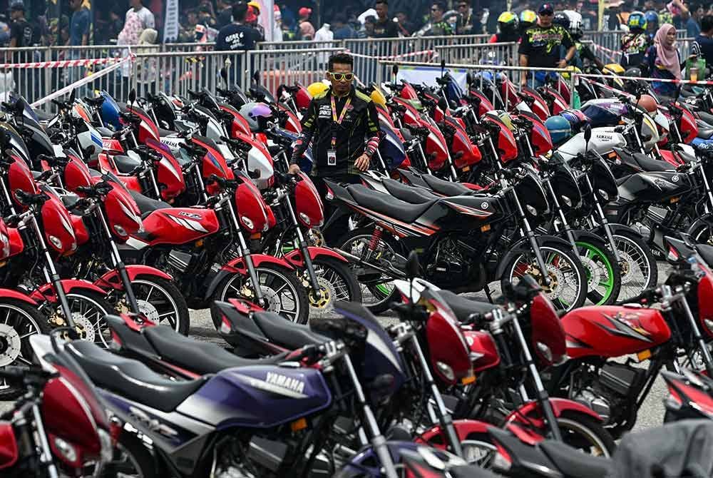 Sebahagian daripada pemilik dan peminat motosikal jenis RXZ hadir pada Program ‘RXZ Members’ 6.0 2024 di Litar Permotoran Terengganu, Kompleks Sukan Negeri Gong Badak Sabtu lalu. Foto Bernama 