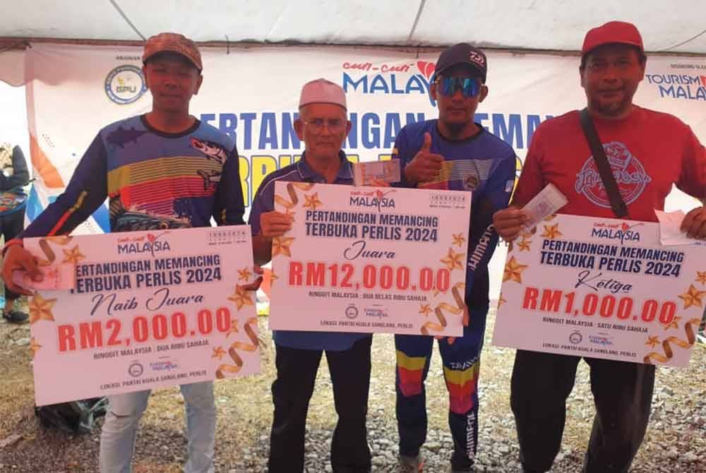 Wan Mohd Fitri (dua dari kanan) bersama pemenang pertandingan memancing Terbuka Perlis 2024.