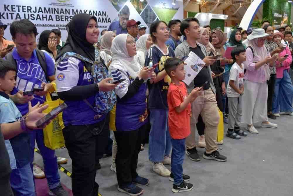 Para pengunjung meluangkan cuti hujung minggu pada Pameran Pertanian, Hortikultur dan Agro Pelancongan Malaysia (MAHA 2024) ketika tinjauan di Taman Ekspo Pertanian Malaysia (MAEPS). Foto Bernama