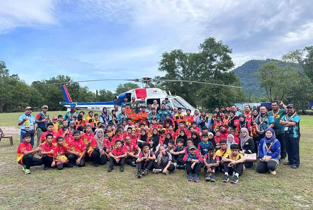 Sebahagian pemimpin pengakap bergambar bersama helikopter sempena Korobori Selangor Peringkat Kebangsaan di Kem Bina Negara, Kuala Kubu Bharu.