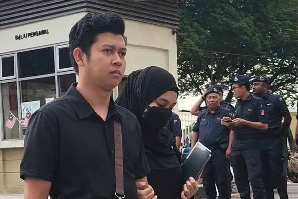 Ibu bapa kanak-kanak autistik iaitu Zaim Ikhwan (kiri) dan Ismanira hadir ke Mahkamah Sesyen Petaling Jaya pada Rabu, bagi prosiding sebutan kes mengabai Zayn Rayyan, Disember tahun lalu. FOTO SINAR HARIAN-NOOR AZLIDA ALIMIN