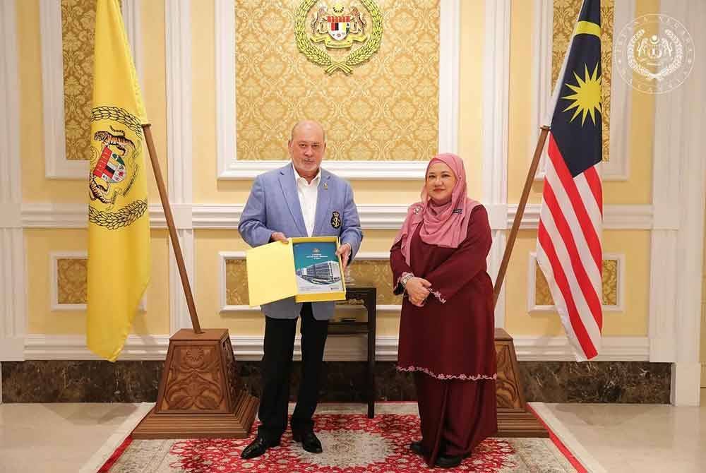 Laporan berkenaan dipersembahkan kepada Seri Paduka Baginda oleh Ketua Audit Negara, Datuk Wan Suraya Wan Mohd Radzi. Foto Facebook Sultan Ibrahim Sultan Iskandar