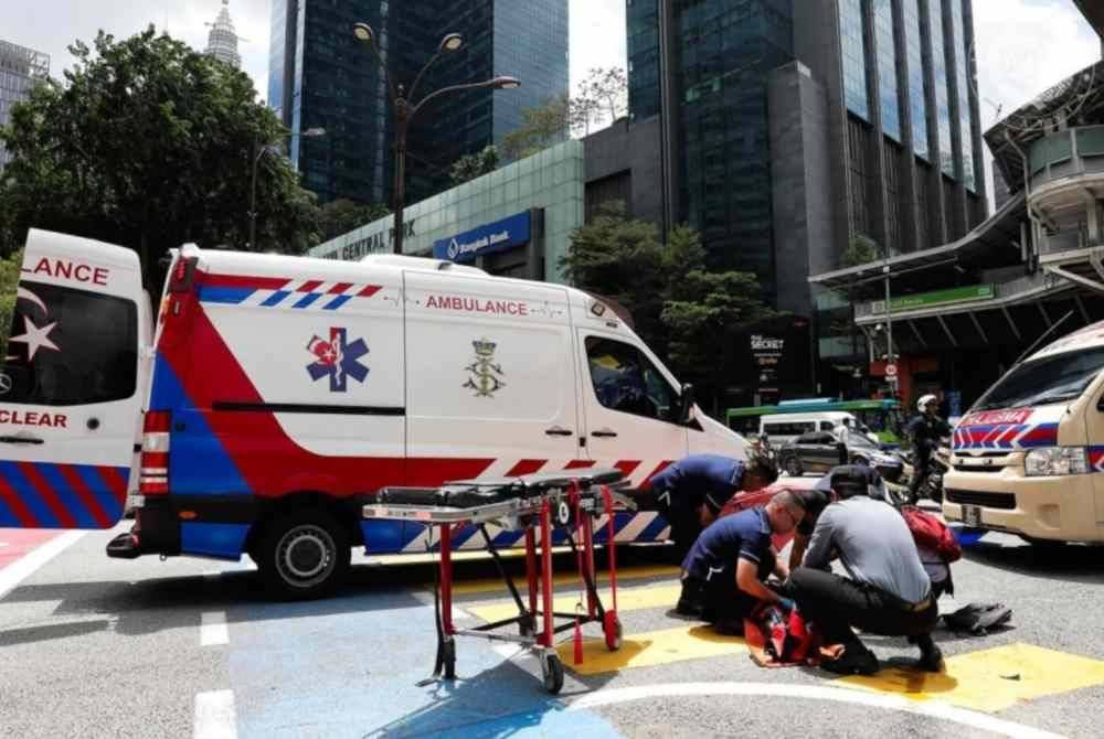 Pasukan perubatan peribadi Yang di-Pertuan Agong, Sultan Ibrahim memberikan rawatan kecemasan kepada dua penunggang motosikal yang terlibat dalam kemalangan di Jalan Sultan Ismail di sini, hari ini. Foto Facebook Sultan Ibrahim Sultan Iskandar