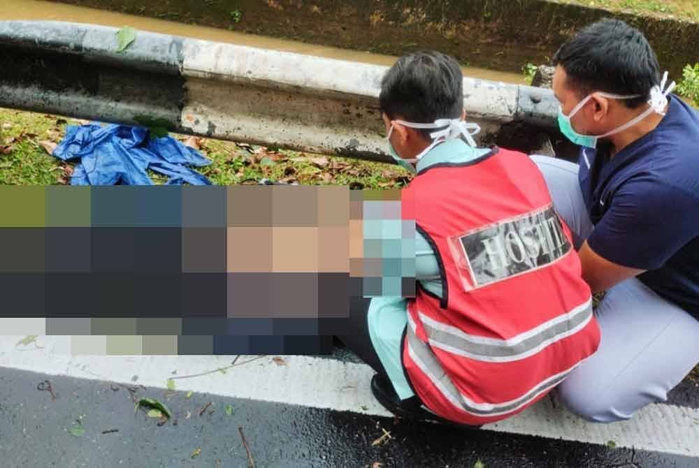 Mangsa yang cedera diberi rawatan awal sebelum diserahkan kepada pasukan perubatan untuk tindakan lanjut. Foto bomba