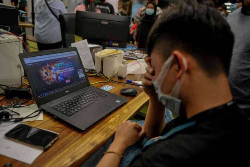 Individu yang ketagihan judi sering berhadapan tekanan mental akibat kerugian berterusan hingga mengubah tingkah laku mereka. Gambar hiasan