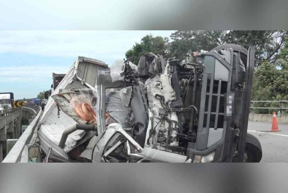 Keadaan lori yang terlibat kemalangan di KM 258.1 LPT2 di Perasing, Kemaman pada Rabu. Foto pengguna media sosial