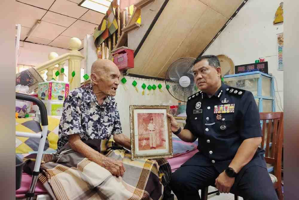 Ketua Polis Daerah Kuala Terengganu, Asisten Komisioner Azli Mohd Noor (kanan) melawat veteran polis, Besar Long di rumahnya di Chabang Tiga, Kuala Terengganu.