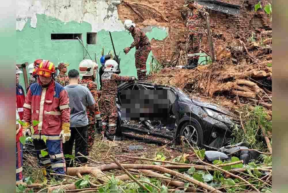 Dua individu dipercayai terbunuh apabila sebuah pokok tumbang menghempap kereta dinaiki mereka di Lebuh Gereja pada Rabu.