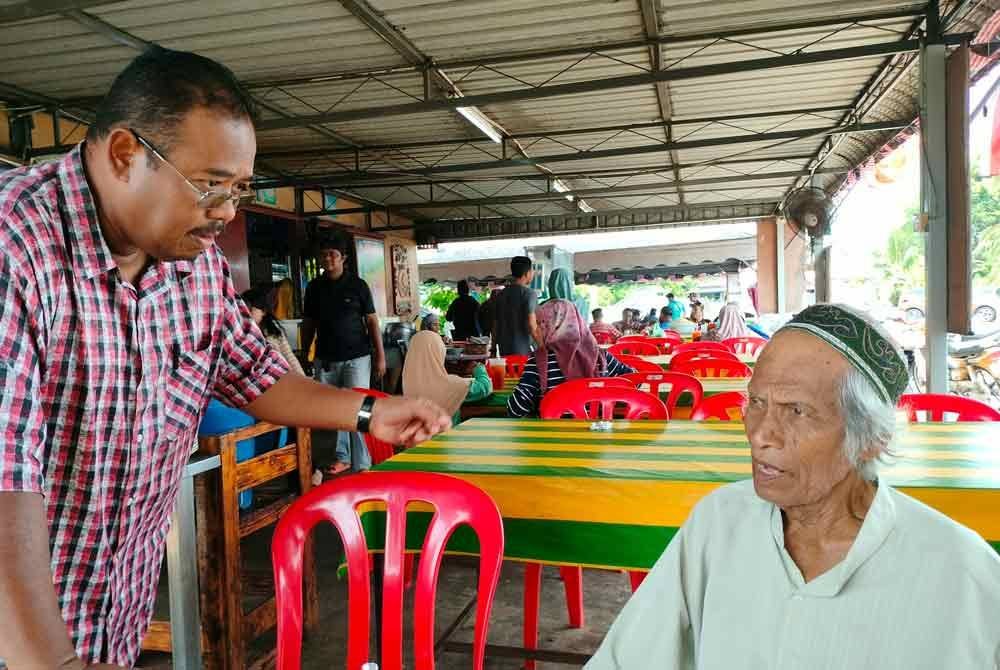 Hassan (kanan) ketika ditemui di Jeti Pasar Bisik Kota Kuala Muda pada Rabu.