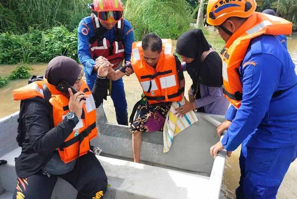 Operasi pemindahan mangsa banjir di Kampung Paya Lantau, Changlun.