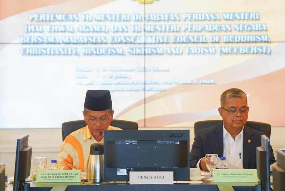 Datuk Aaron Ago Dagang (lima dari kanan) bergambar bersama Menteri di Jabatan Perdana Menteri (Hal Ehwal Agama), Datuk Dr Mohd Na&#039;im Mokhtar (enam dari kanan) ketika pertemuan bersama wakil Majlis Perundingan Malaysia bagi Buddha, Kristian, Hindu, Sikh dan Taoisme (MCCBCHST) pada hari ini.