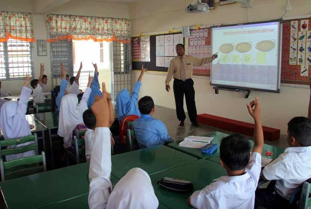 Kerajaan perlu membuat satu ketetapan dalam sistem pembelajaran agar ia tidak lagi diubah-ubah pada masa hadapan mengikut selera pemimpin semasa. Foto hiasan