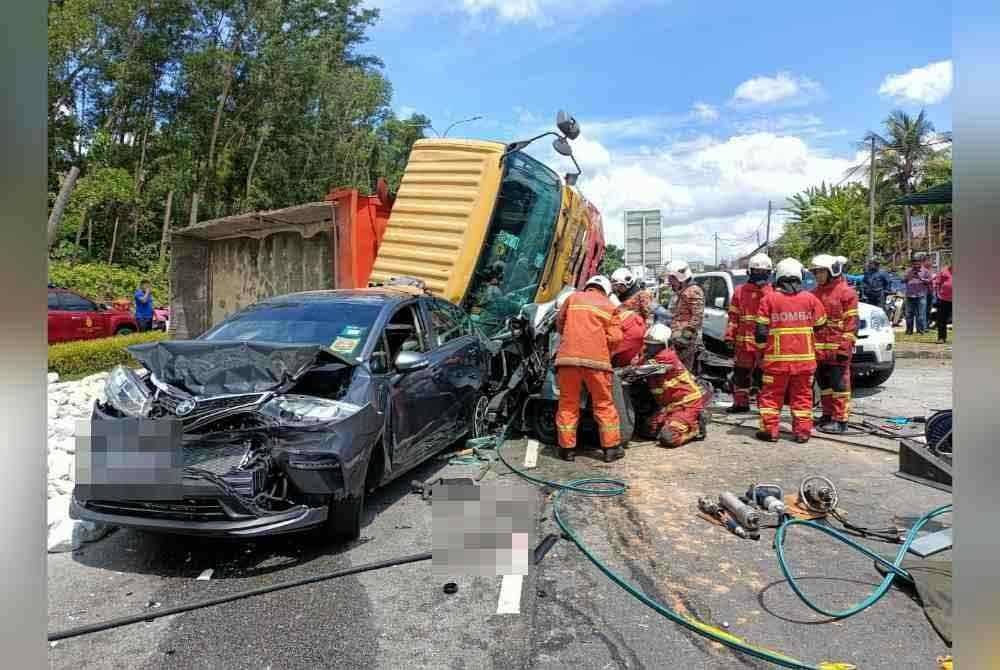 Pasukan bomba melakukan kerja-kerja menyelamat dalam kemalangan di Jalan Tampin-Seremban pada Rabu.