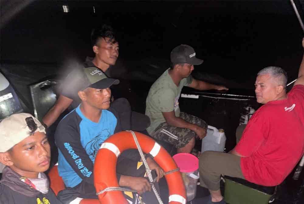 Maritim Malaysia menyelamatkan lima pemancing yang hanyut di laut dekat Pantai Seri Menanti, Muar.