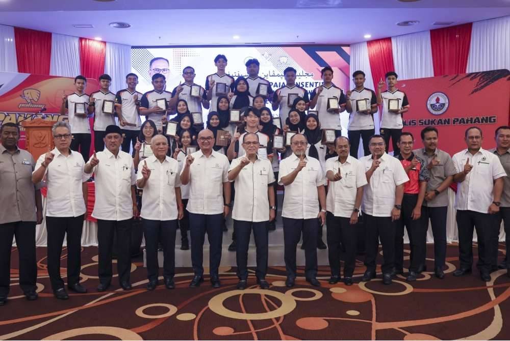 Wan Rosdy (tengah) bersama atlet-atlet yang meraih pingat emas pada Majlis Penyampaian Insentif Kemenangan Sukma Sarawak 2024 Kontinjen Pahang pada Rabu. Foto Bernama