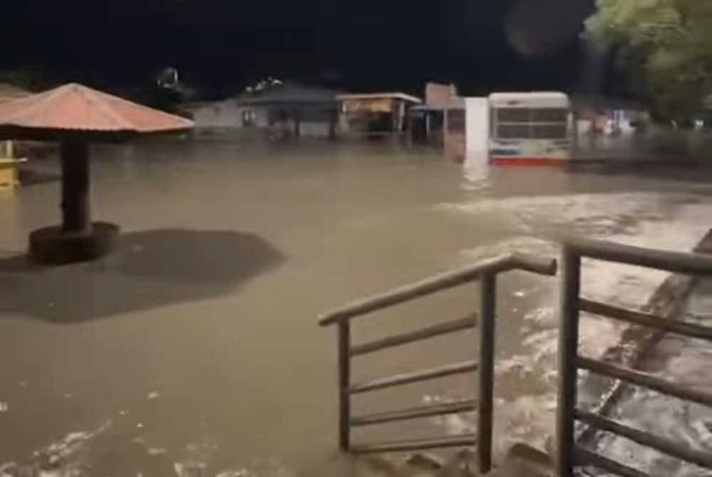 Keadaan kawasan sekitar Pantai Batu 23 Sungai Nibong dilimpahi air pasang besar pada pagi Khamis.