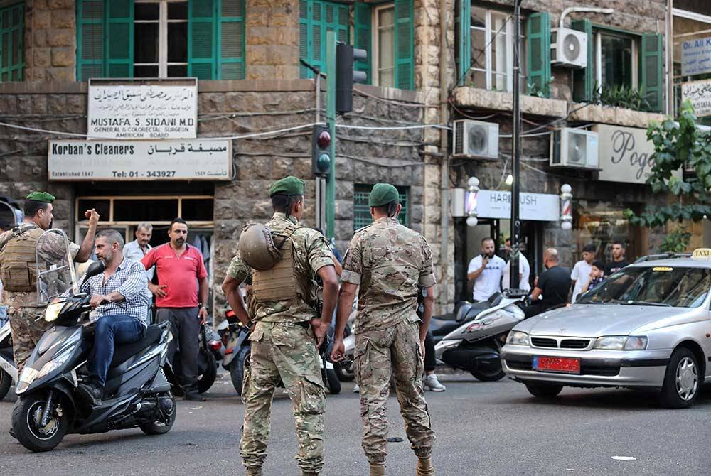 Askar Lubnan mengawal berhampiran sebuah hospital di Beirut. Foto AFP