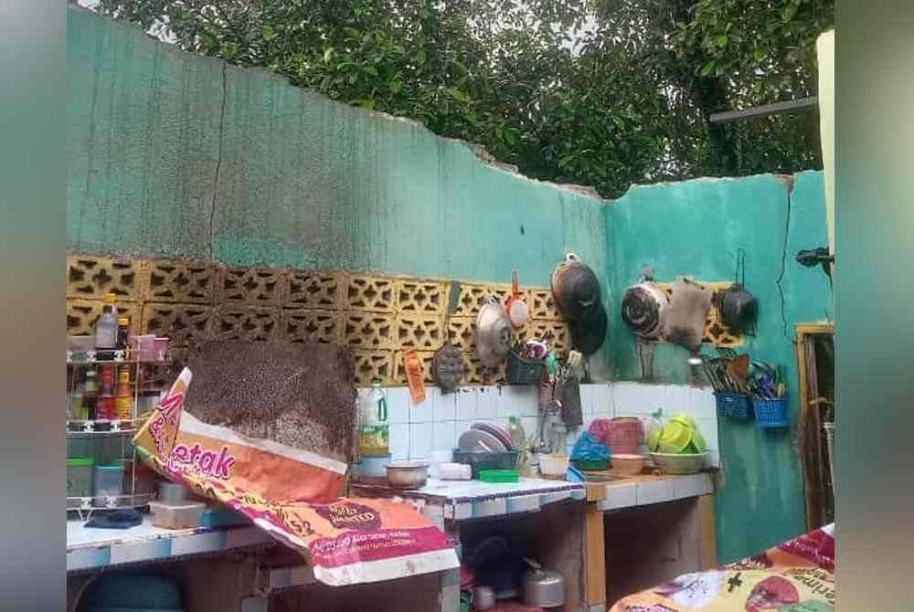 Keadaan sebuah rumah yang rosak dibadai ribut di Sik. Foto APM Sik