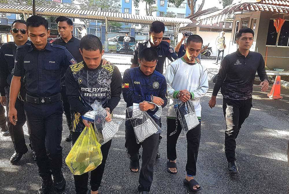 Dari kanan: Ahmad Nadzful, Muhammad Habib dan Muhammad Khunnais diiringi polis ketika hadir ke Mahkamah Seremban.