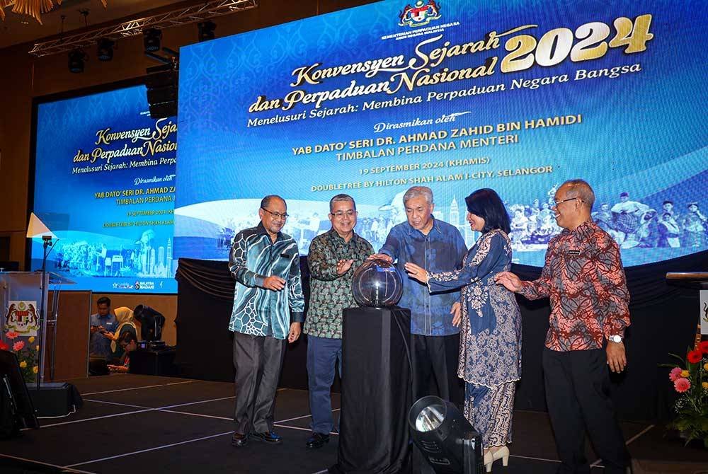 Ahmad Zahid (tengah) menyempurnakan Konvensyen Sejarah dan Perpaduan Nasional 2024 Menelusuri Sejarah:Membina Perpaduan Negara Bangsa di Doube Tree By Hilton I-City di sini.