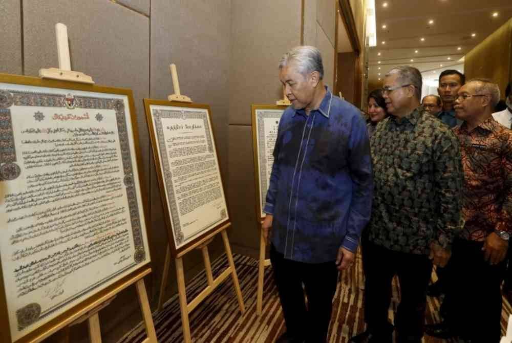 Ahmad Zahid (kiri) melawat reruai pameran selepas merasmikan Konvensyen Sejarah dan Perpaduan Nasional 2024 dengan Tema &#039;Menelusuri Sejarah: Membina Perpaduan Negara Bangsa&#039;, pada Khamis. 