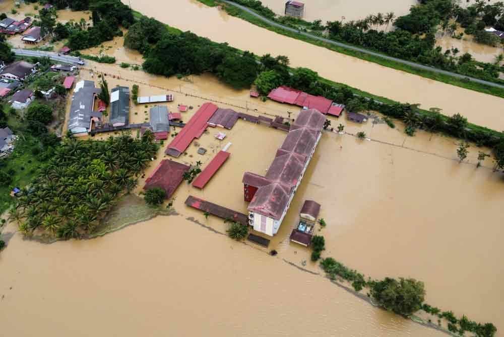 Pandangan dari udara kawasan sawah padi dan sekolah yang ditenggelami air ketika tinjauan situasi banjir dekat jitra hari ini. Foto Bernama