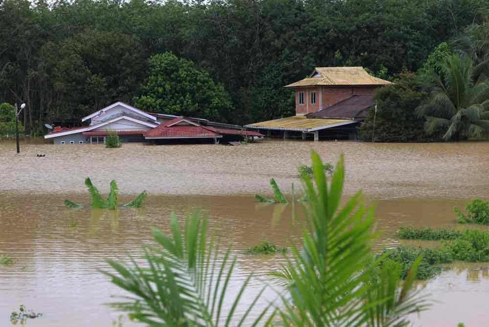 Kediaman penduduk yang ditenggelami air sejak isnin lalu ketika tinjauan banjir di Kampung Padang Luar dekat Jitra pada Khamis. Foto Bernama