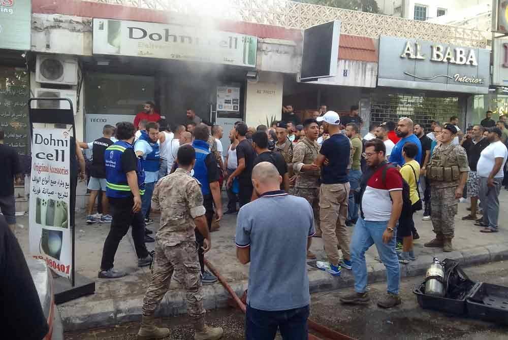 Orang ramai berkumpul di lokasi kejadian selepas alat kelui meletup di Saida, selatan Lubnan. Foto AFP