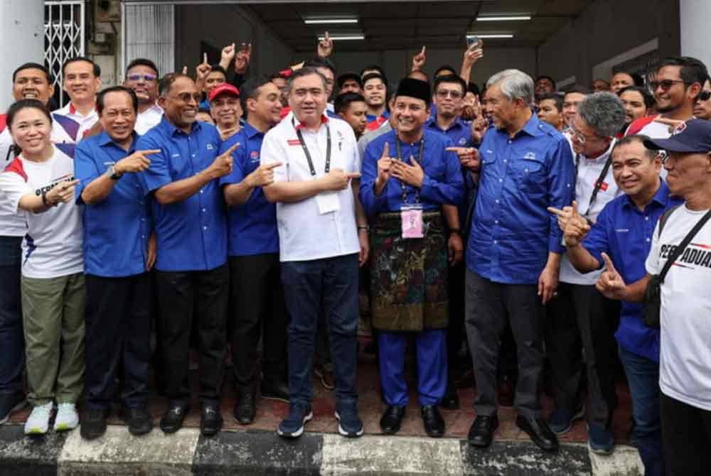 Pemimpin UMNO dan DAP bersama calon BN, Syed Hussien ketika merasmikan Pusat Operasi Perpaduan PRK DUN Mahkota. Foto Bernama