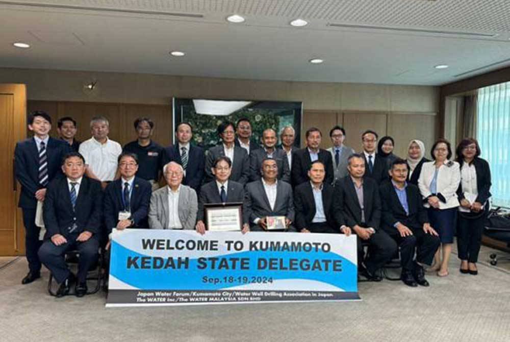 Muhammad Sanusi (duduk, empat dari kanan) dan delegasi Kerajaan Negeri Kedah ketika ini berada di Kumamoto, Jepun atas urusan rasmi iaitu untuk mempelajari proses pengurusan operasi empangan bawah tanah di wilayah berkenaan. - Gambar ihsan Pejabat MB