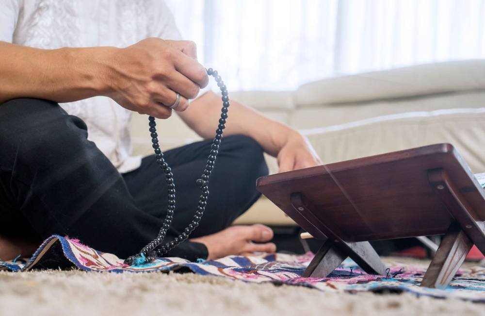 MENCINTAI Nabi Muhammad SAW tidak hanya terluah sekadar di bibir, tetapi juga menzahirkannya dari segi perbuatan dengan berselawat, berzikir, berpegang teguh dengan al-Quran yang menjadi mukjizat Baginda dan sunnah yang diajarkan. -Foto: Canva