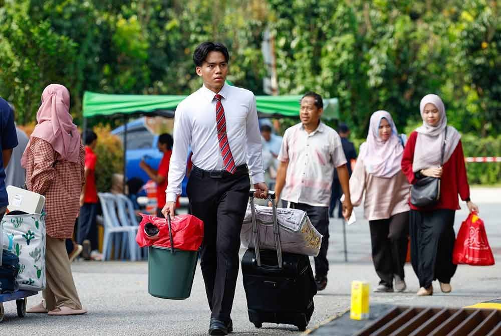 Mahasiswa yang ditawarkan tempat ke universiti tidak sepatutnya melepaskan peluang untuk melanjutkan pelajaran hanya kerana masalah kewangan. - Gambar hiasan