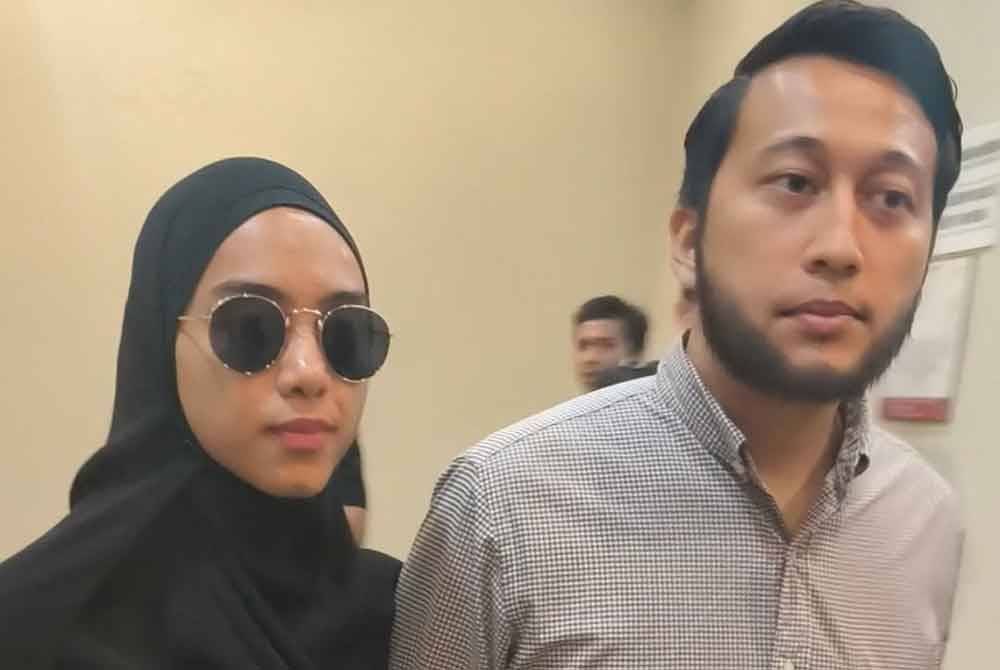 Alif Teega (kanan) ditemani isteri, Aisyah Hijanah hadir ke Mahkamah Sesyen Kuala Lumpur pada jam 9 pagi Jumaat.