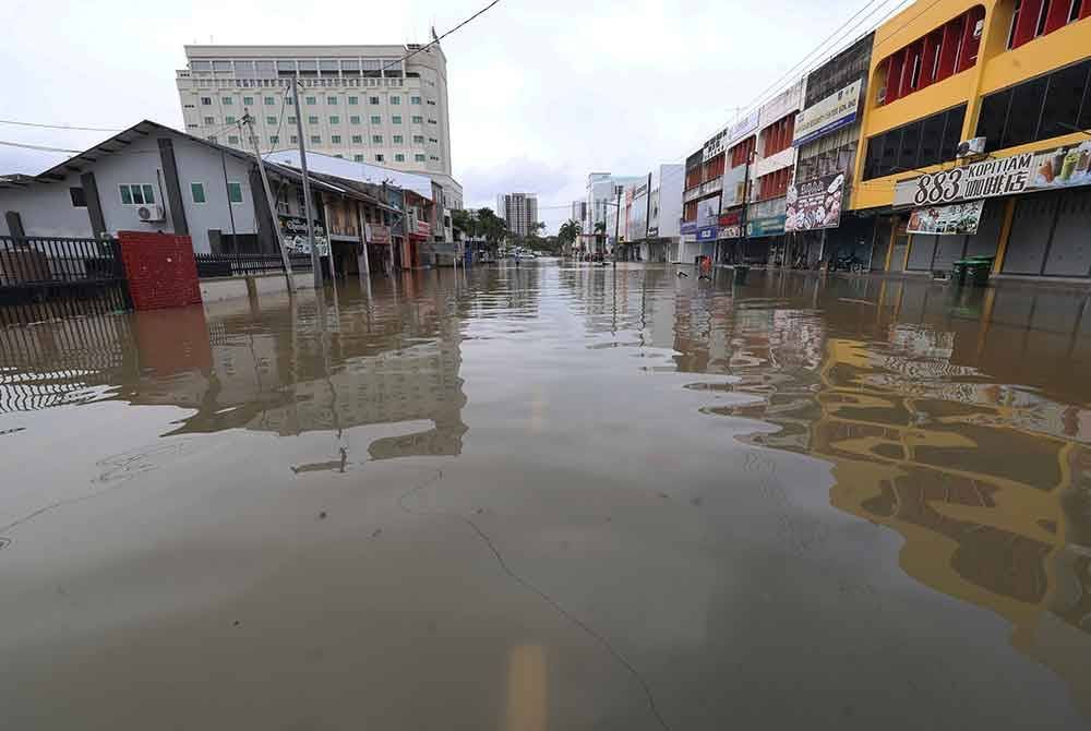 Limpahan air Sungai Kedah menyebabkan bandar raya ini dilanda banjir kilat pada tinjauan pada Khamis. Foto Bernama