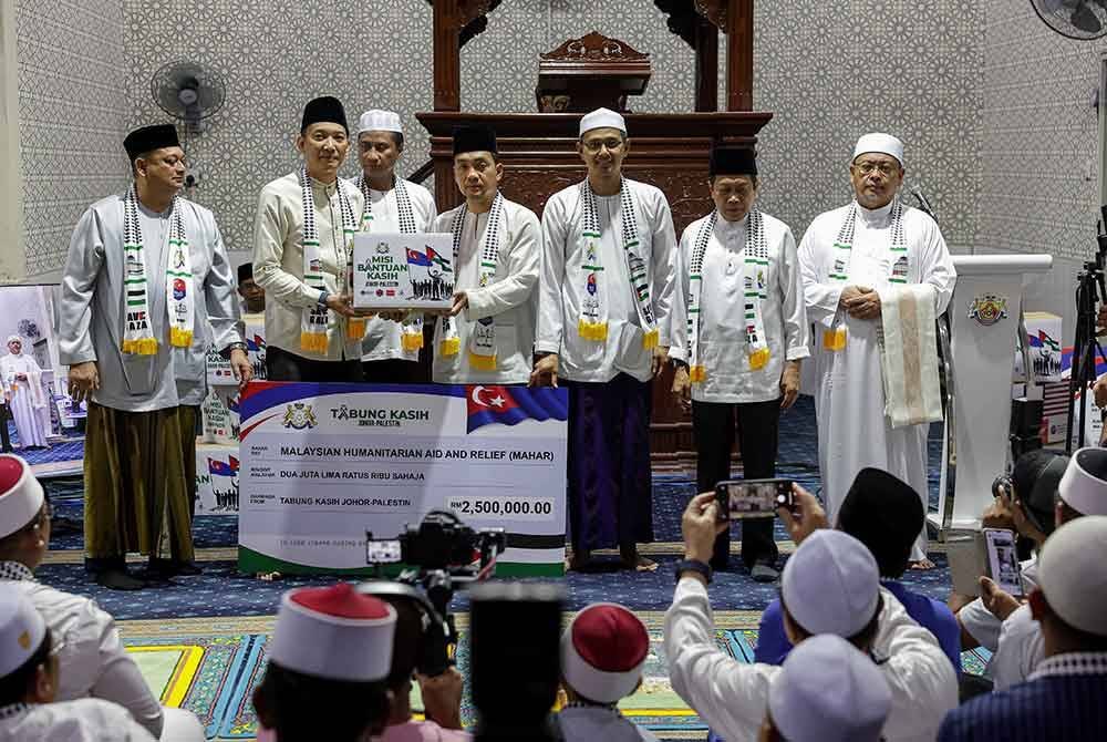 Onn Hafiz Ghazi menyampaikan sumbangan kepada rakyat Palestin melalui Misi Bantuan Kasih Johor-Palestin pada program Semarak Subuh dan Solidariti Palestin di Masjid Jamek Taman Kasih pada Khamis. Foto Bernama