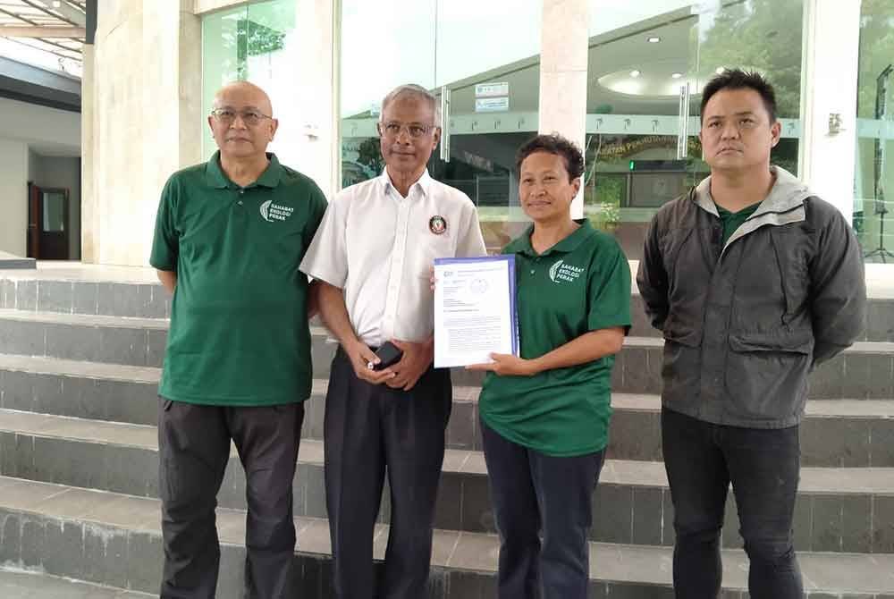 Noreha (dua dari kanan) bersama Mohd Rafi (kiri) dan Michael (dua dari kiri) menunjukkan surat cadangan selepas ditemui pemberita Jabatan Perhutanan Perak pada Jumaat.