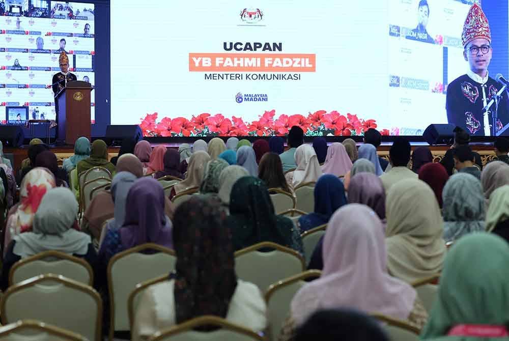 Fahmi Fadzil (kanan) ketika berucap pada Majlis Perhimpunan Bulanan Kementerian Komunikasi bagi Bulan September di Kementeriannya pada Jumaat. Foto Bernama