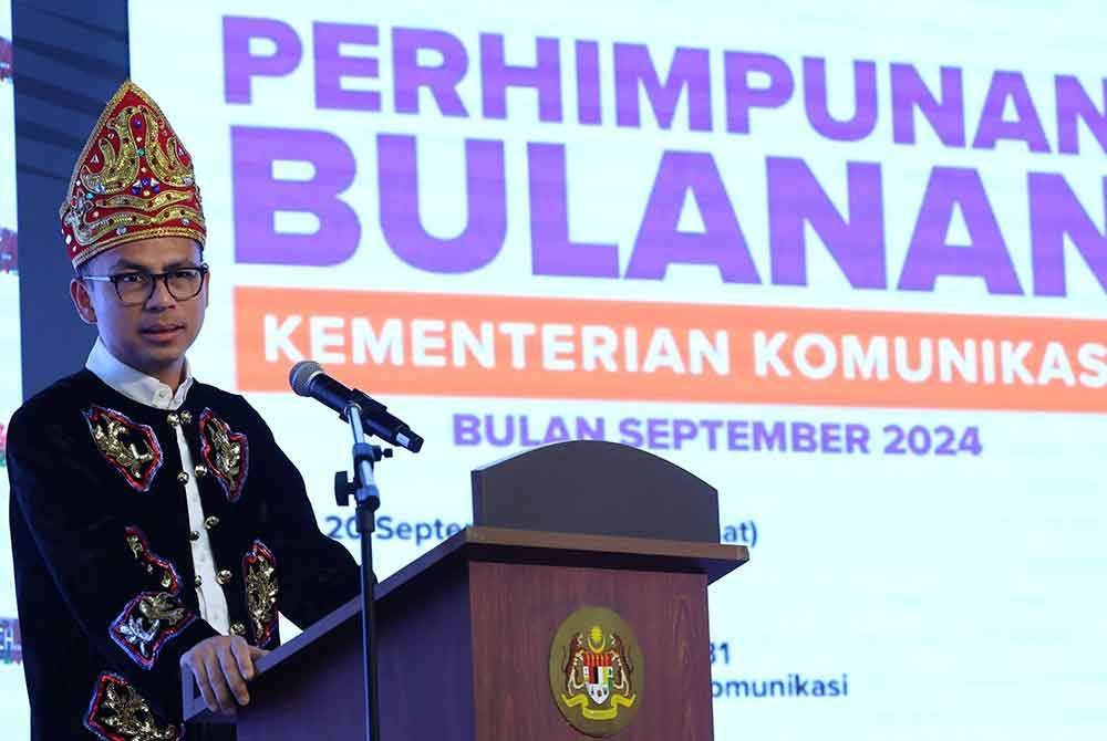 Fahmi ketika berucap pada Majlis Perhimpunan Bulanan Kementerian Komunikasi bagi Bulan September di Kementeriannya hari ini. Foto Bernama