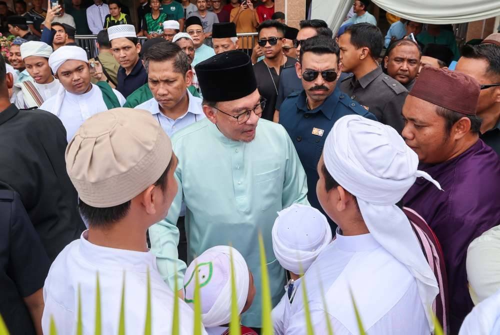 Anwar beramah mesra dengan jemaah selepas menunaikan solat jumaat di Masjid Darussalam Puchong Kampung Batu 13 1/2 Puchong hari ini. Foto Bernama