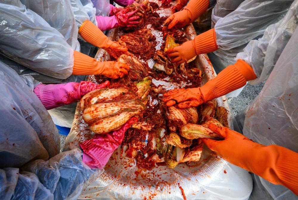 Sayur kubis antara bahan utama untuk membuat kimchi yang disajikan dengan masakan lain di Korea Selatan. Foto AFP