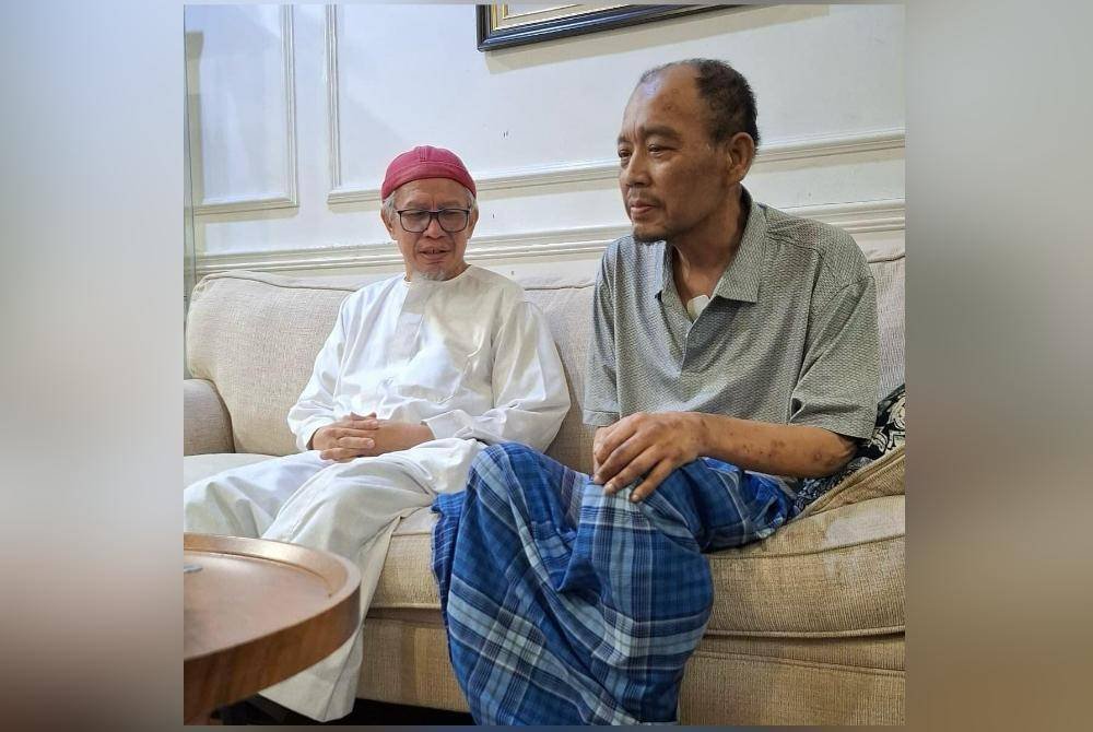 Dr Zulkifli (kiri) menziarahi Allahyarham dua bulan lalu di kediamannya.