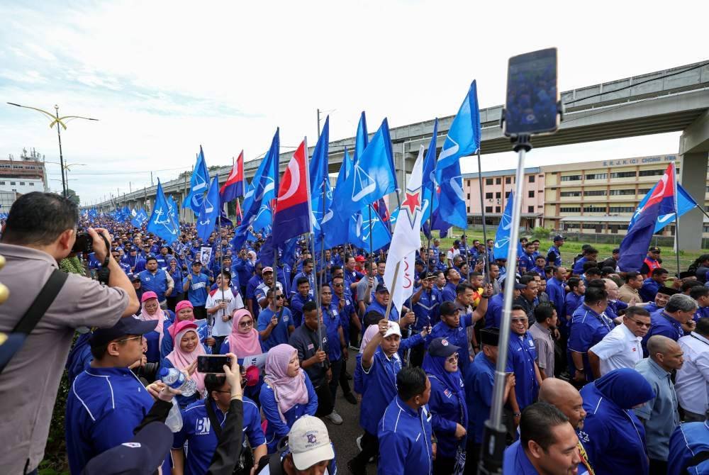 Penyokong BN yang hadir bagi memberikan sokongan kepada calon BN Syed Hussien Syed Abdullah pada hari penamaan calon PRK DUN Mahkota. Foto Bernama