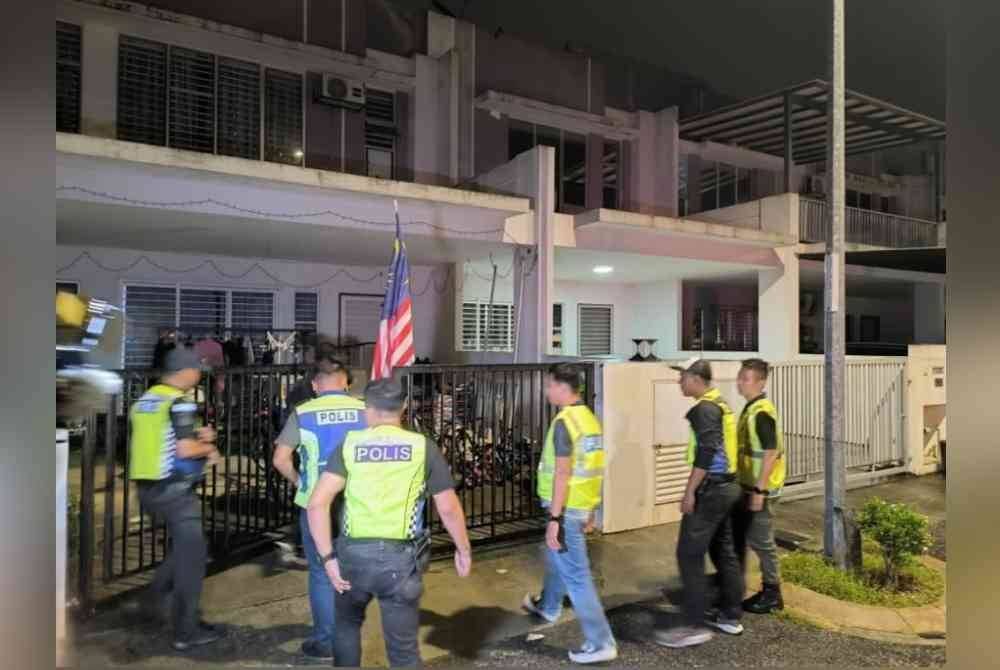 Sepasukan anggota polis memeriksa sebuah rumah di Bandar Tasik Puteri, di sini, pada Sabtu.