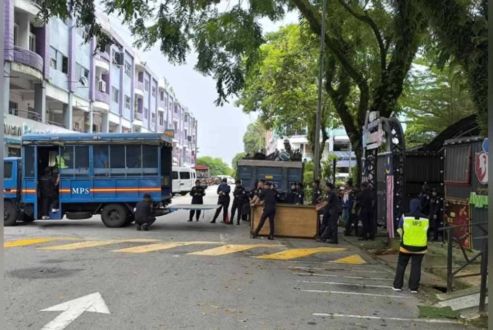 Pihak berkuasa melaksanakan serbuan besar-besaran di pusat perniagaan yang sebahagian besarnya dimiliki oleh GISB di Bandar Country Homes, Rawang, awal pagi Sabtu.