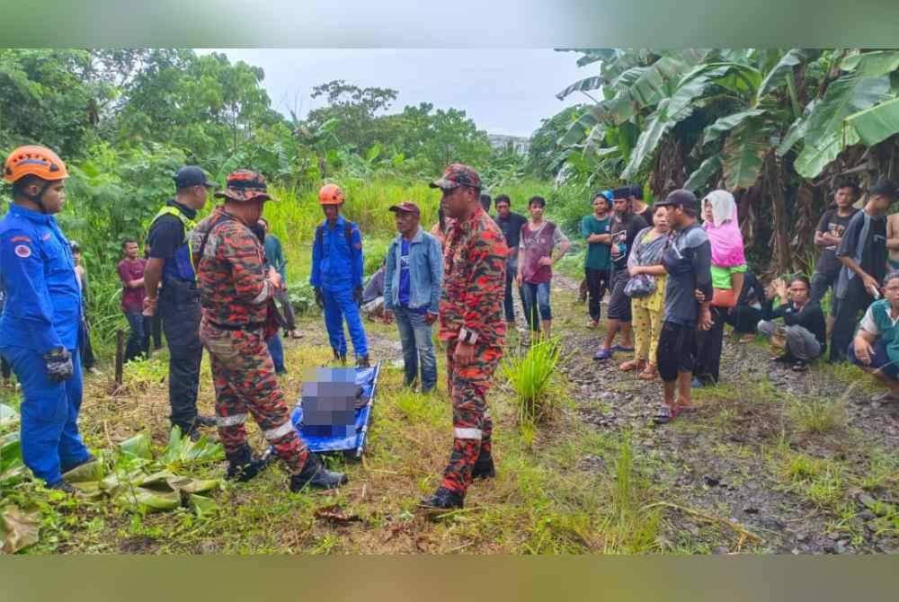 Mayat mangsa ditemui dan dibawa naik ke darat di sungai Kampung Ranggu Batu 8 Jalan Apas, Tawau.