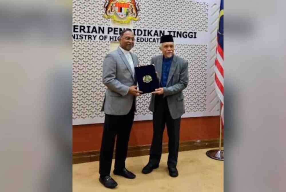 Menteri Pendidikan Tinggi, Datuk Seri Zambry Abd Kadir (kiri) menyerahkan watikah pelantikan sebagai Rektor Universiti Islam Antarabangsa Malaysia kepada Osman. Foto Kementerian Pendidikan Tinggi